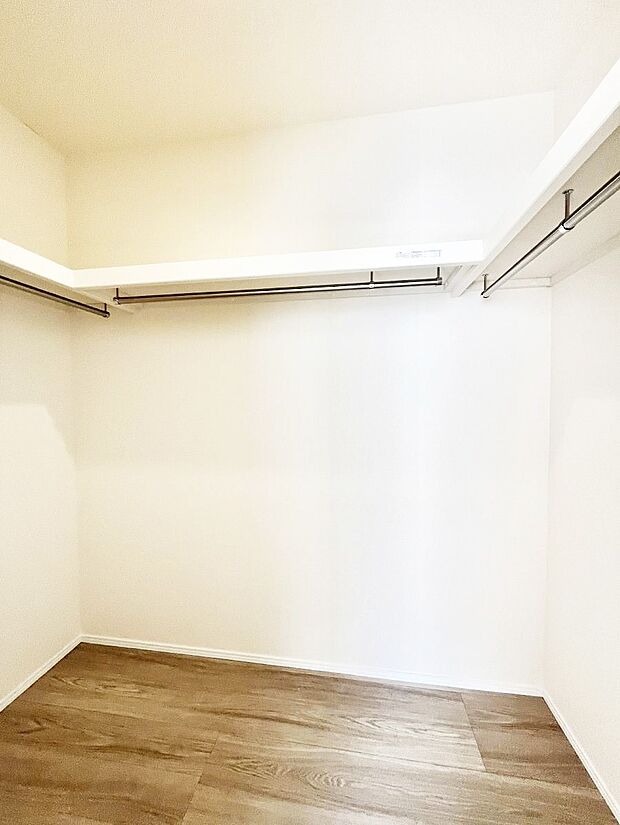 ～Walk-in Closet～　必要なものやコーディネートを一覧して確認でき、身支度や準備が短時間で済むウォークインクローゼットを設置しました。家の中をすっきりとさせる便利な収納スペースです。
