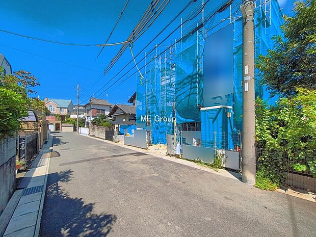 ～Exterior～　前面道路 西 5.88m 公道＆2台駐車OK♪ お車の出し入れもスムーズで、毎日の運転がさらに快適に。気軽にカーライフを楽しめる住まいです♪  