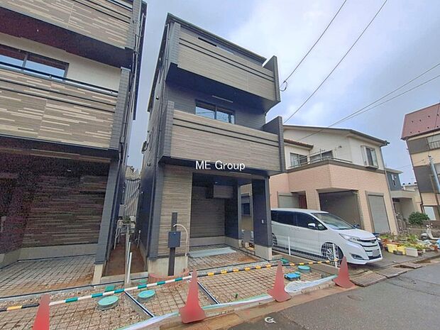 ◆A号棟◆~Exterior~ 一戸建ての大きなメリットは、自分達の「土地」を「自由に」使える事です。ガーデニングやDIY,車やバイクの趣味など様々な用途で利用できます。