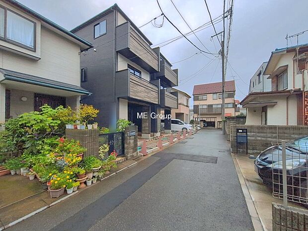 ~Exterior~ 前面道路:東 4m 私道 前面道路は閑静な住宅地をはしる車通りの少ない道路。駐車の出し入れもらくらくです!ご不明点・現地見学のご希望は、お気軽にお問い合わせください!
