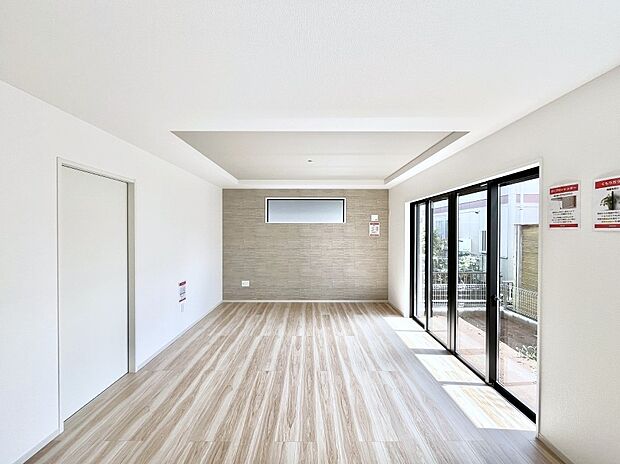 ~Living~ 飽きの来ないシンプルでおしゃれなLDK。大きな窓から日差しが差し込むので室内も明るく、家族の憩いの場としてピッタリです。開放感と日当たりの良さを是非ご覧ください!