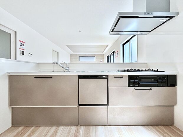 ~Kitchen~ 会話が弾むリビング、料理が愉しくなるキッチン。家は、ただ生活する場ではなく、暮らしを愉しく、快適にする場所。笑顔の毎日、安らぎの日々のために、最新の設備・仕様を採用。