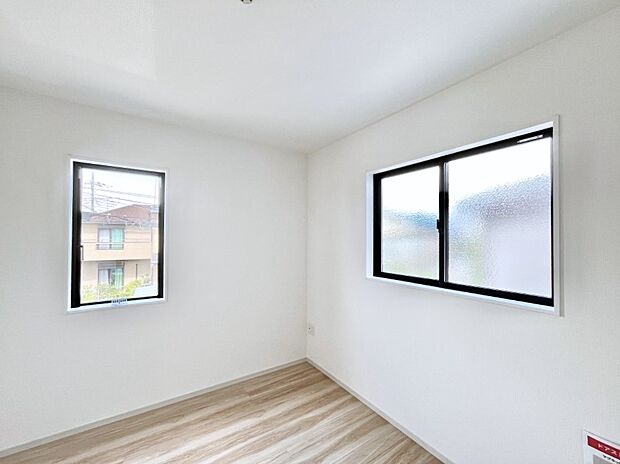 ~Bed Room~ 2面採光を確保した明るい室内は、風通しも良く、大変居心地の良い空間となっております。爽やかな風を感じて起きる朝は、快適生活の始まりに!日当たりや通風がとても良い住まい♪