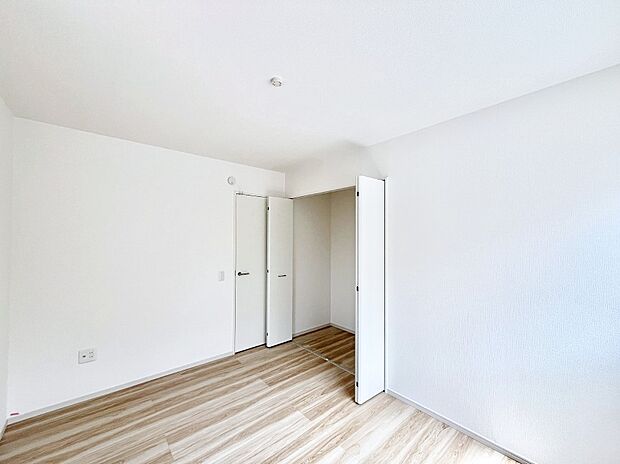 ~Bed Room~ 木の温もりがやさしいフローリングは安らぎをもたらすプライベート空間。明るめのフローリングですので、壁紙ともマッチし、お部屋を更に広く見せてくれる効果も。
