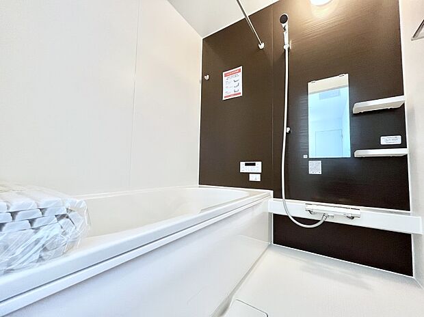 ~Bath Room~ 落ち着いた雰囲気の浴室で明日に向けてリフレッシュ。浴室乾燥機能も付いているので隣の洗濯機置き場で洗い上がった洗濯物を、雨の日も天気を気にせず乾燥させることも可能です。