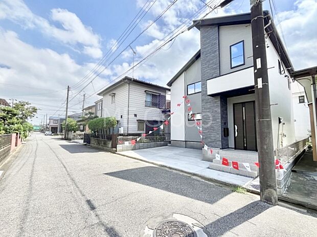 ~Exterior~ 前面道路: 北 6m 公道 駐車場2台分可能です!来客時にも重宝しますね。周辺は交通量の少ない生活道路なので小さなお子様がいても安心です。