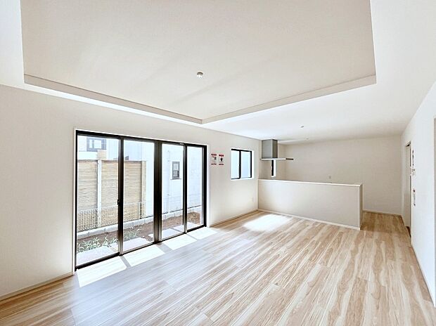 ~Living~ 豊かな陽光がこの場所を照らしだす。光溢れるこの空間はみんなの笑顔が集う場所、時を忘れ、つきることのないたわいもない会話を楽しむ時間、たくさんの思いが綴られる場所。