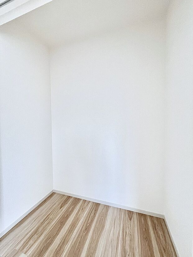 ~Walk-in Closet~ 必要なものやコーディネートを一覧して確認でき、身支度や準備が短時間で済むウォークインクローゼットを設置しました。家の中をすっきりとさせる便利な収納スペースです。