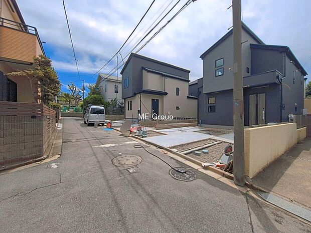 ~Exterior~ 前面道路:北東 4.04m 公道 前面道路は閑静な住宅地をはしる車通りの少ない道路。駐車の出し入れもらくらくです!ご不明点・現地見学のご希望は、お気軽にお問い合わせください!