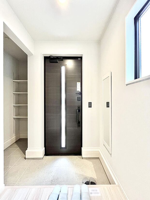 ◆2号棟◆～Entrance～　玄関は家の顔といわれますが我が家のセンスをさりげなく感じさせる魅力ある玄関造りも楽しみの一つ。帰宅する度に家族がほっとできる心地よい空間造りも大切ですね♪