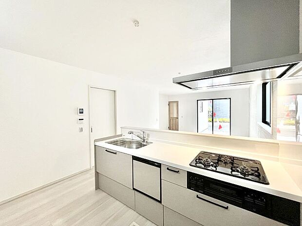 ◆2号棟◆～Kitchen～　会話が弾むリビング、料理が愉しくなるキッチン。家は、ただ生活する場ではなく、暮らしを愉しく、快適にする場所。笑顔の毎日、安らぎの日々のために、最新の設備・仕様を採用。