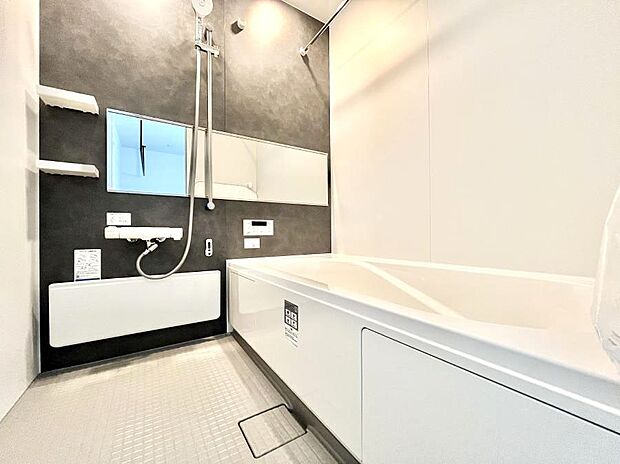 ◆2号棟◆～Bath Room～　足を伸ばして入浴することが可能！一日の疲れを癒す貴重なバスタイムです。お子様とご一緒でも十分な広さなので、リビングとは違った家族団欒のひと時をお楽しみいただけます。