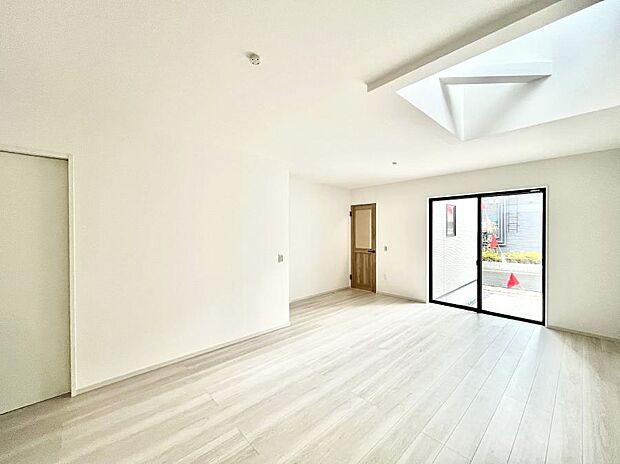 ◆2号棟◆~Living~ 豊かな陽光がこの場所を照らしだす。光溢れるこの空間はみんなの笑顔が集う場所、時を忘れ、つきることのないたわいもない会話を楽しむ時間、たくさんの思いが綴られる場所。