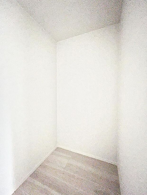 ◆2号棟◆～Walk-in Closet～　たくさんの洋服をかけてもシワになりにくいウォークインクローゼット。洋服以外にも、普段使わない家電やスーツケース、ストック品など何でも片付く嬉しい空間です。