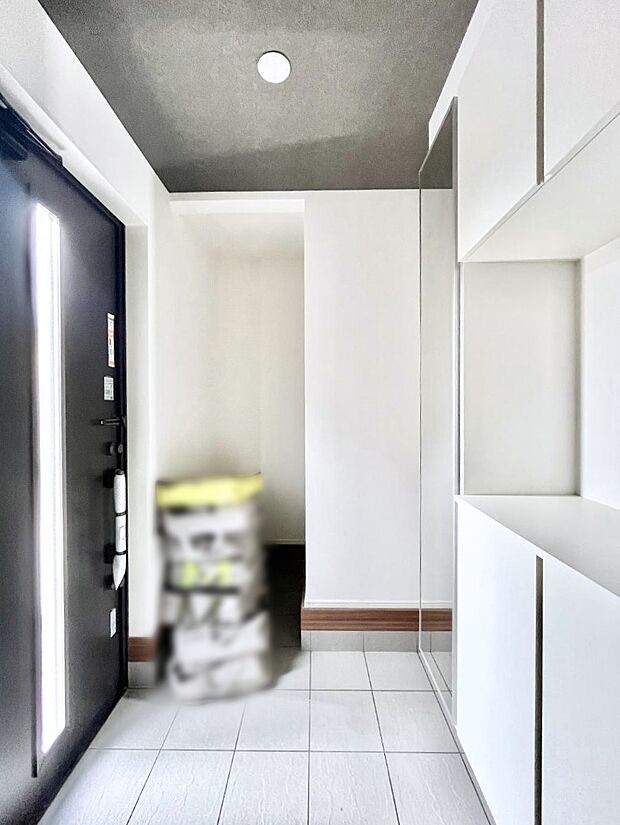 ◆3号棟◆~Entrance~ 家の中でお客様を迎える最初の場所である玄関は、家の印象そのものです!豊富な玄関収納で、常に綺麗に保つことが出来ます♪玄関にはたっぷり収納の下駄箱を完備!
