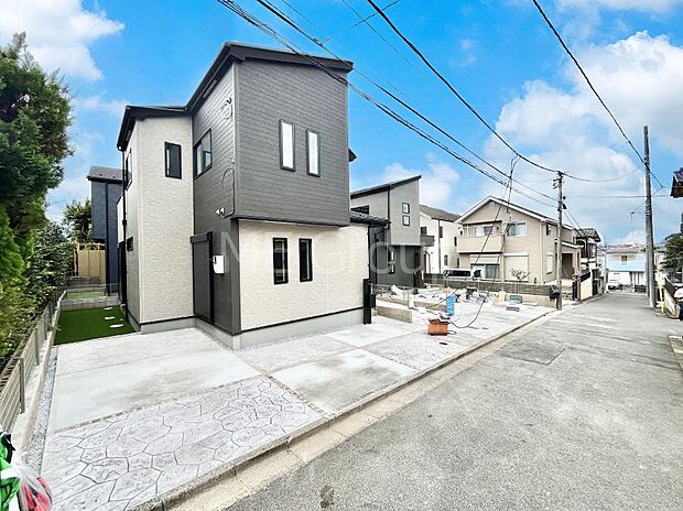 ~Exterior~ 前面道路:北東 4.04m 公道 前面道路は閑静な住宅地をはしる車通りの少ない道路。駐車の出し入れもらくらくです!ご不明点・現地見学のご希望は、お気軽にお問い合わせください!