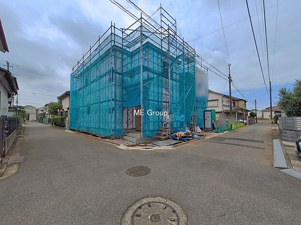 ~Exterior~ 前面道路:北東 4m 公道、北西 4m 公道 低層の一戸建てを中心とした街並みが整然と続き、周辺は高い建物が建っていないので、緑の多い閑静な趣を感じる環境です。