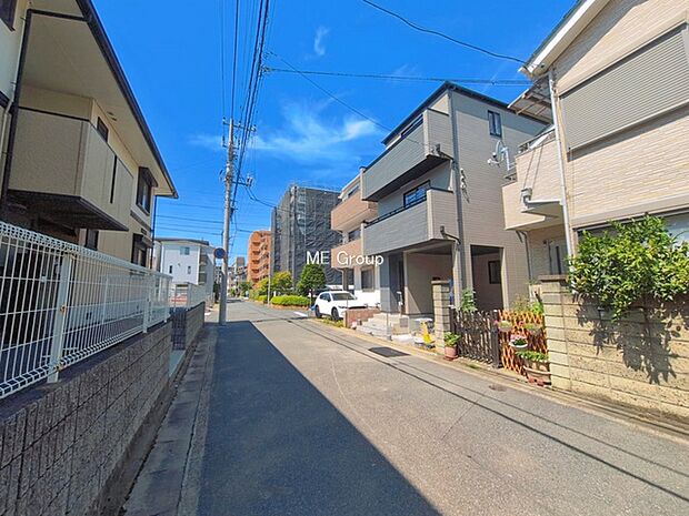 ~Exterior~ 前面道路:南東 6m 公道 前面道路は閑静な住宅地をはしる車通りの少ない道路。駐車の出し入れもらくらくです!ご不明点・現地見学のご希望は、お気軽にお問い合わせください!