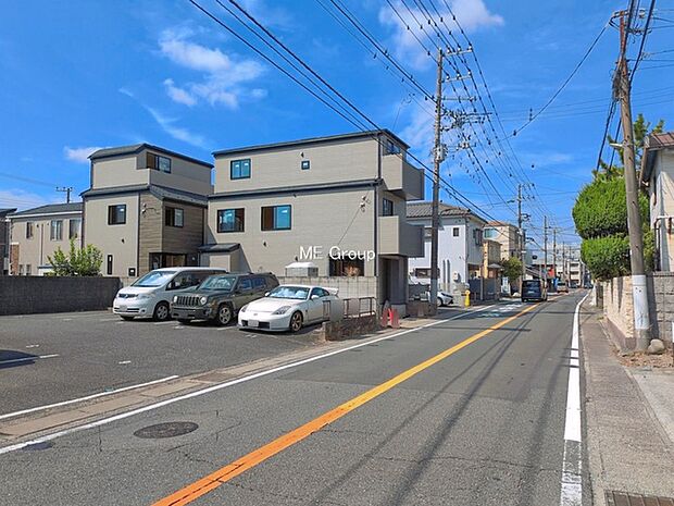 ~Exterior~ 前面道路:北 6.91m 公道 前面道路は閑静な住宅地をはしる車通りの少ない道路。駐車の出し入れもらくらくです!ご不明点・現地見学のご希望は、お気軽にお問い合わせください!
