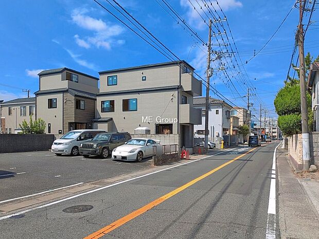 ~Exterior~ 前面道路:北 6.91m 公道 前面道路は閑静な住宅地をはしる車通りの少ない道路。駐車の出し入れもらくらくです!ご不明点・現地見学のご希望は、お気軽にお問い合わせください!