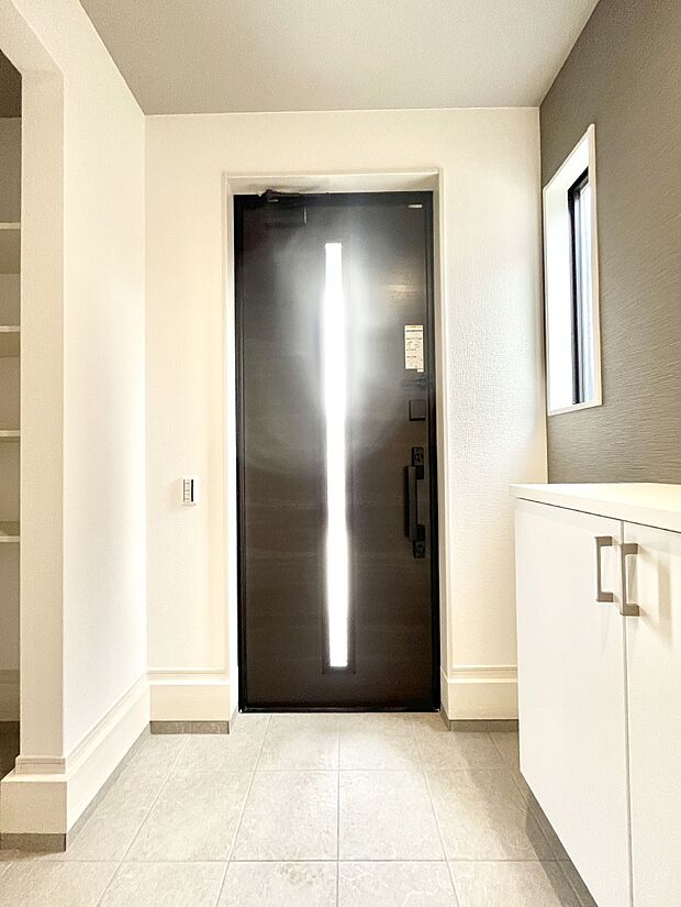 ◆2号棟◆~Entrance~ 家の中でお客様を迎える最初の場所である玄関は、家の印象そのものです!豊富な玄関収納で、常に綺麗に保つことが出来ます♪玄関にはたっぷり収納の下駄箱を完備!