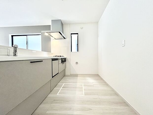 ◆2号棟◆~Kitchen~ 自然光が入る窓のあるキッチン☆毎日使う場所だからこそ、使い勝手を考慮しました。ゆったりとしたキッチンコーナーは質感豊かな仕上がりとなっております。