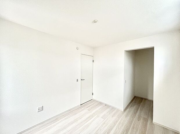 ◆2号棟◆~Bed Room~ 木の温もりがやさしいフローリングは安らぎをもたらすプライベート空間。明るめのフローリングですので、壁紙ともマッチし、お部屋を更に広く見せてくれる効果も。