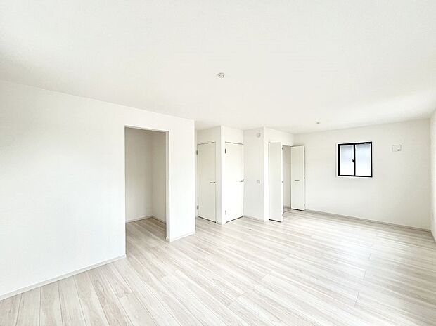 ◆2号棟◆~Bed Room~ お子様の成長に合わせて住まいのレイアウトも変わります。思春期のプライバシーを重視したり、成長に合わせて机やベットを配置したり。将来を見越しての住まい選びも大切です。