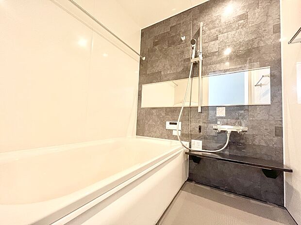 ◆2号棟◆~Bath Room~ 足を伸ばして入浴することが可能!一日の疲れを癒す貴重なバスタイムです。お子様とご一緒でも十分な広さなので、リビングとは違った家族団欒のひと時をお楽しみいただけます。