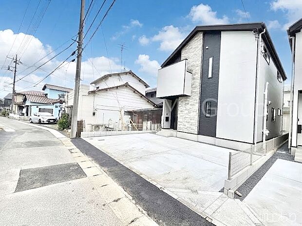 ~Exterior~ 前面道路:北 4m 私道 前面道路は閑静な住宅地をはしる車通りの少ない道路。駐車の出し入れもらくらくです!ご不明点・現地見学のご希望は、お気軽にお問い合わせください!