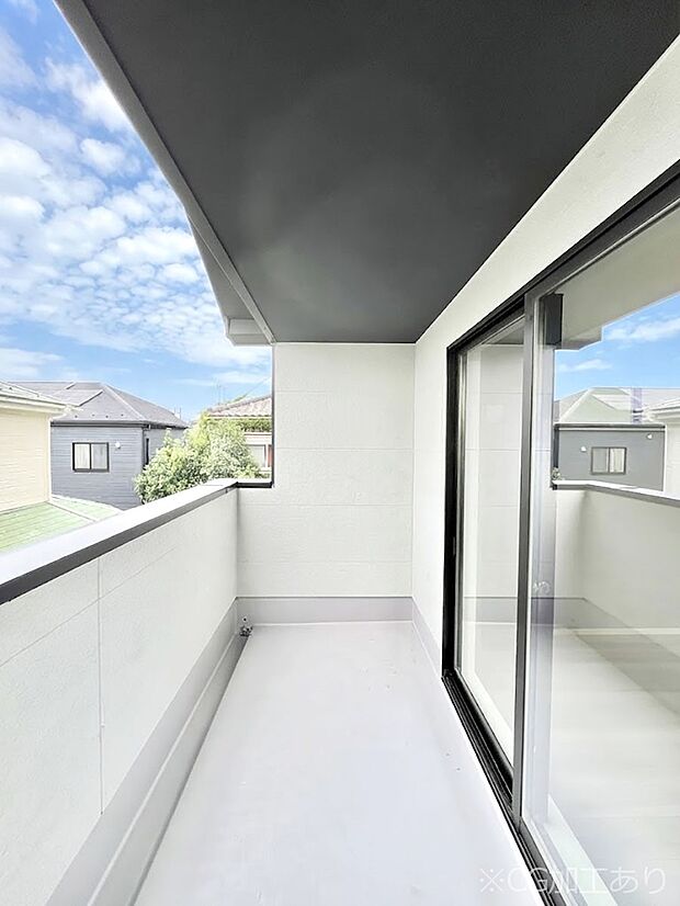 ◆2号棟◆~Balcony~ 南向きのバルコニーの前には雲以外に太陽を遮るものがありません。お洗濯物も乾きやすく、何より明るく気持ちのいい光が入ってきます。使いやすく開放的なバルコニーです♪