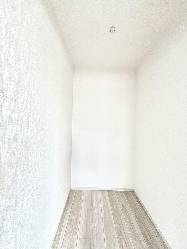 ◆2号棟◆~Walk-in Closet~ たくさんの洋服をかけてもシワになりにくいウォークインクローゼット。洋服以外にも、普段使わない家電やスーツケース、ストック品など何でも片付く嬉しい空間です。