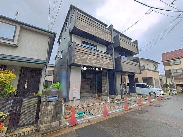 ◆B号棟◆~Exterior~ 堂々たる趣ながら、主張し過ぎずどこか余裕を感じさせるシャープなフォルムで佇む邸宅は、晴天の空と照らし合わせる事で、本来あるべき完成形の姿を見せてくれます。