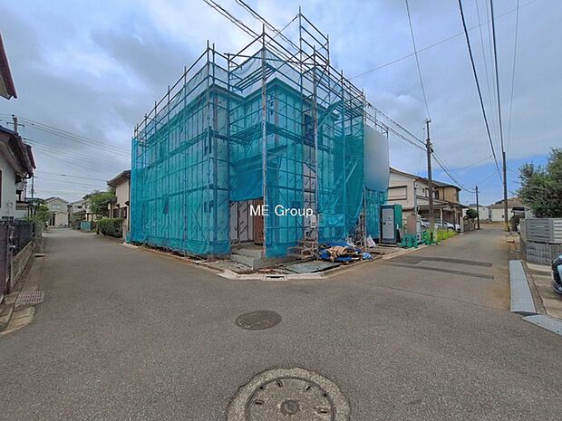 ～Exterior～　前面道路：北東 4m 公道、北西 4m 公道　低層の一戸建てを中心とした街並みが整然と続き、周辺は高い建物が建っていないので、緑の多い閑静な趣を感じる環境です。