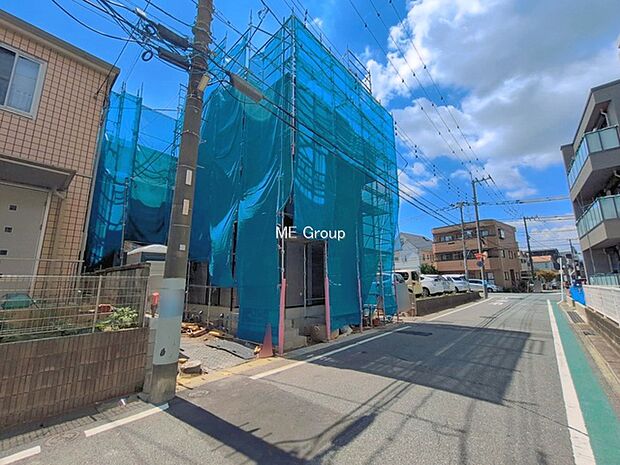 ~Exterior~ 前面道路:北 6m 公道 前面道路は閑静な住宅地をはしる車通りの少ない道路。駐車の出し入れもらくらくです!ご不明点・現地見学のご希望は、お気軽にお問い合わせください!