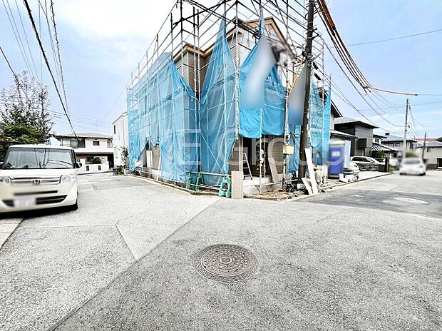 ~Exterior~ 前面道路は閑静な住宅地をはしる車通りの少ない道路。駐車の出し入れもらくらくです!ご不明点・現地見学のご希望は、お気軽にお問い合わせください!