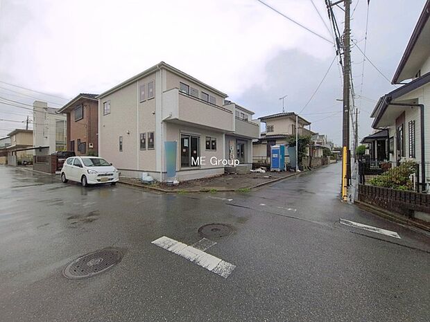 ～Exterior～　前面道路：北西 6.24m 公道、南西 4.04m 公道　低層の一戸建てを中心とした街並みが整然と続き、周辺は高い建物が建っていないので、緑の多い閑静な趣を感じる環境です。　　