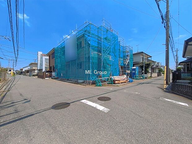 ~Exterior~ 前面道路:北西 6.24m 公道、南西 4.04m 公道 低層の一戸建てを中心とした街並みが整然と続き、周辺は高い建物が建っていないので、緑の多い閑静な趣を感じる環境です。