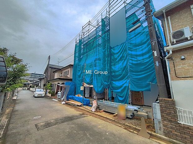 ~Exterior~ 前面道路:北 5m 公道 前面道路は閑静な住宅地をはしる車通りの少ない道路。駐車の出し入れもらくらくです!ご不明点・現地見学のご希望は、お気軽にお問い合わせください!