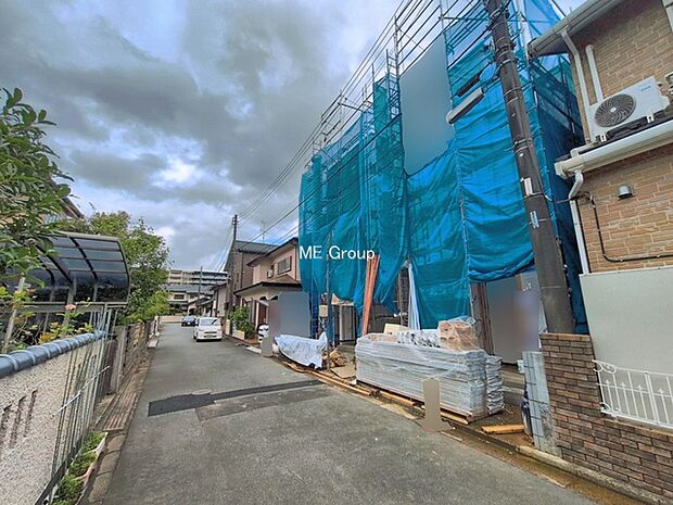 ~Exterior~ 前面道路:北 5m 公道 前面道路は閑静な住宅地をはしる車通りの少ない道路。駐車の出し入れもらくらくです!ご不明点・現地見学のご希望は、お気軽にお問い合わせください!