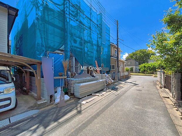 ~Exterior~ 前面道路:北 5m 公道 前面道路は閑静な住宅地をはしる車通りの少ない道路。駐車の出し入れもらくらくです!ご不明点・現地見学のご希望は、お気軽にお問い合わせください!