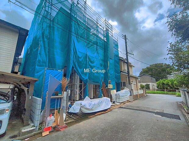~Exterior~ 前面道路:北 5m 公道 前面道路は閑静な住宅地をはしる車通りの少ない道路。駐車の出し入れもらくらくです!ご不明点・現地見学のご希望は、お気軽にお問い合わせください!