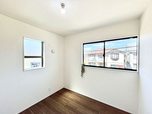 2面採光で気持ちよく自然光が取り入れられるのでお子様のお部屋にもピッタリ