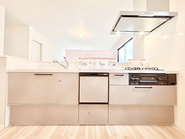 ~Kitchen~ 会話が弾むリビング、料理が愉しくなるキッチン。家は、ただ生活する場ではなく、暮らしを愉しく、快適にする場所。笑顔の毎日、安らぎの日々のために、最新の設備・仕様を採用。