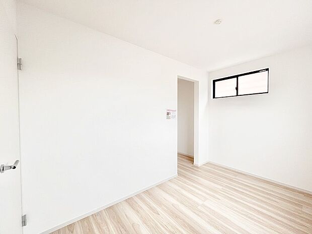 ~Bed Room~ 子供部屋はお子様にとって大変重な役割があります。子供一人で過ごす空間を与えることで、宿題や勉強時間も自然と増えまた自ら部屋の片付けや掃除なども促すことに繋がります。