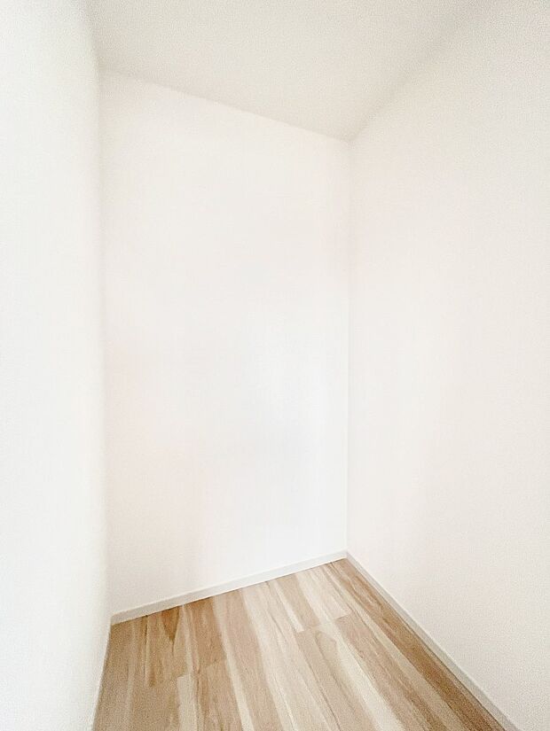 ~Walk-in Closet~ 必要なものやコーディネートを一覧して確認でき、身支度や準備が短時間で済むウォークインクローゼットを設置しました。家の中をすっきりとさせる便利な収納スペースです。