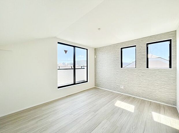 ～Bed Room～　2面採光を確保した明るい室内は、風通しも良く、大変居心地の良い空間となっております。爽やかな風を感じて起きる朝は、快適生活の始まりに！日当たりが良い住まい♪