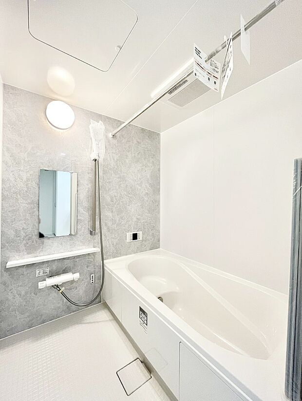 ~Bath Room~ ゆったりと足を伸ばして入浴することが可能!一日の疲れを癒す貴重なバスタイムです。お子様とご一緒でも十分な広さなので、リビングとは違った家族団欒のひと時をお楽しみいただけます。