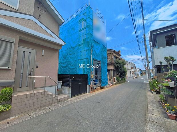~Exterior~ 前面道路:南東 5m 公道 前面道路は閑静な住宅地をはしる車通りの少ない道路。駐車の出し入れもらくらくです!ご不明点・現地見学のご希望は、お気軽にお問い合わせください!