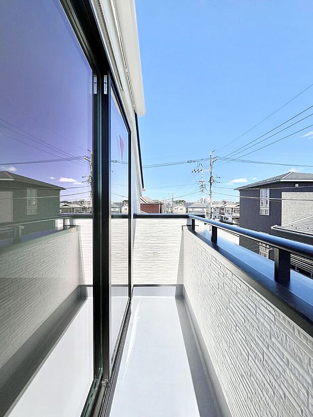～Balcony～　大きな空に囲まれた気持ちのいい家。バルコニーを覗くだけで圧倒的な開放感に包まれます。バルコニーは陽がさしこみお布団や洗濯物を気持ちよく干すことができます。